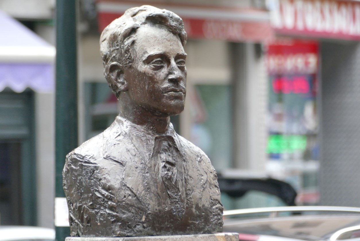 Color photograph of a sculpture bust of George L. Steer
