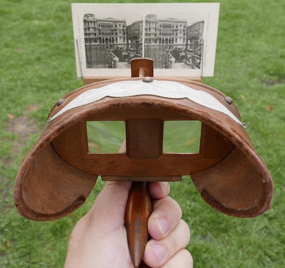 Public domain image of a stereographic viewer.