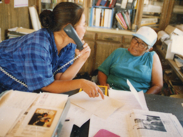 Ursula Chanse confers with Carrie Dann about a phone call. ID: UNRS-P2015-11-15