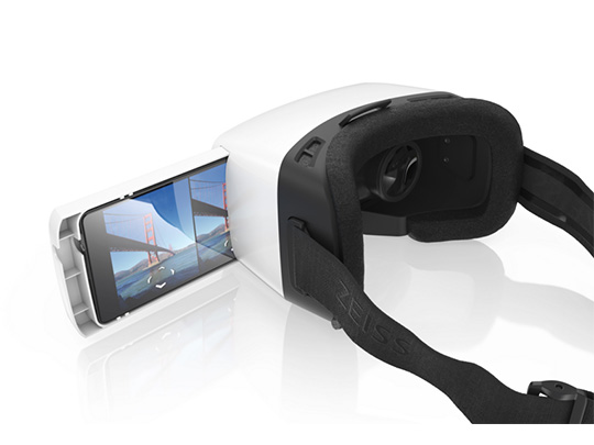 Zeiss VR One with black and white eyepiece and a screen displaying the Golden Gate Bridge
